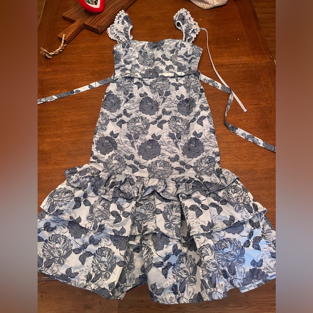 Women’s blue floral print dress, sweetheart necklines, mermaid fit, never worn